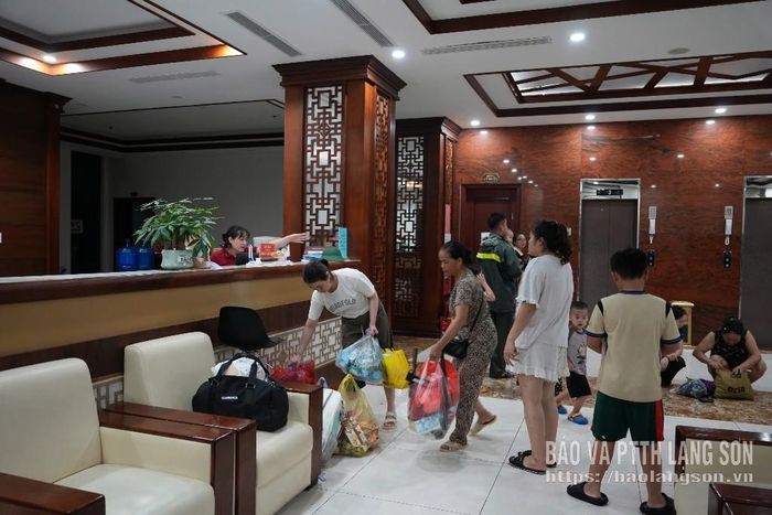 Người dân đến tránh bão tại Nhà khách A1, phường Lương Văn Tri