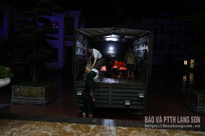 Lực lượng vũ trang hỗ trợ người dân di dời đến Nhà khách A1, phường Lương Văn Tri