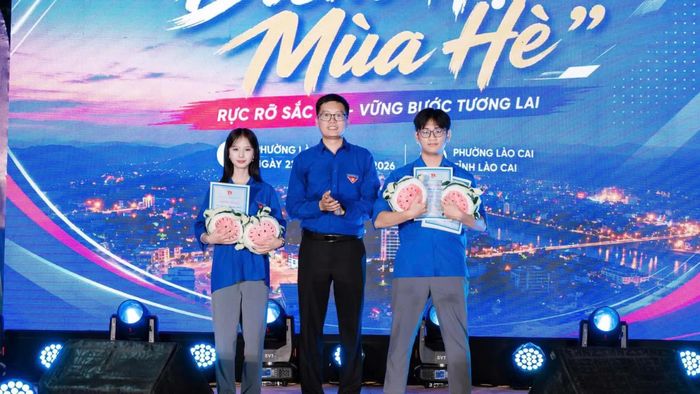 Trao giấy chứng nhận cho học sinh đạt giải các cuộc thi trực tuyến.