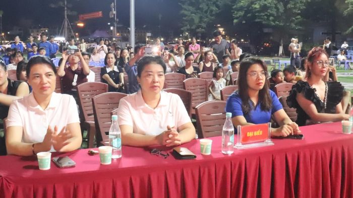 Đại biểu dự chương trình.