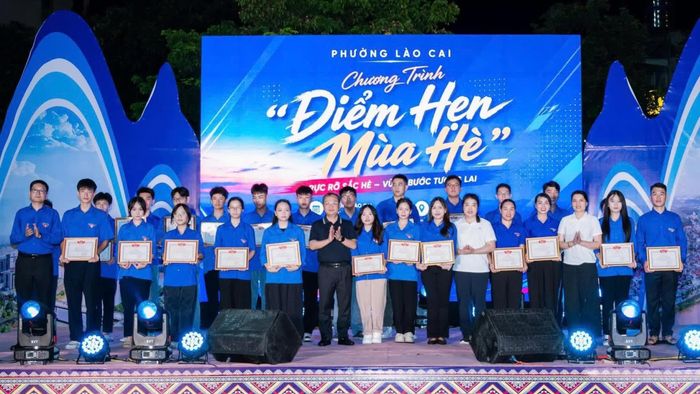 Trao Giấy khen cho 42 cá nhân có thành tích xuất sắc trong công tác quản lý, tổ chức hoạt động hè năm 2026.