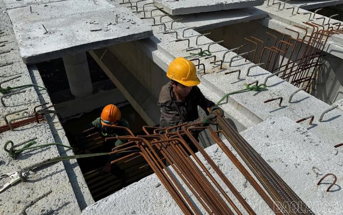 Công nhân tập trung thi công các hạng mục trên mặt cầu.
