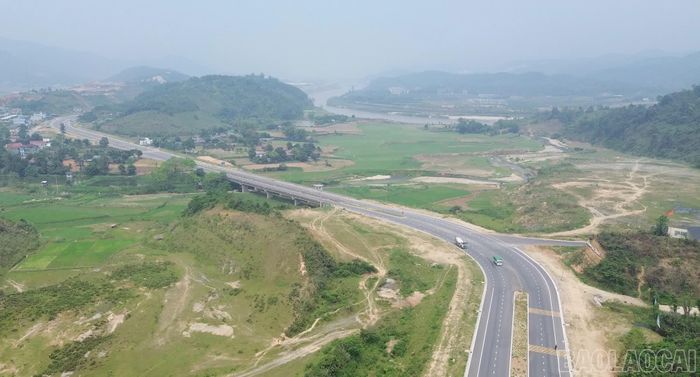 Các dự án hạ tầng dọc sông Hồng được đầu tư hoàn thiện góp phần mở rộng không gian phát triển.