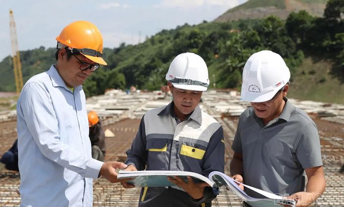 Chủ đầu tư và nhà thầu phối hợp kiểm tra tiến độ.