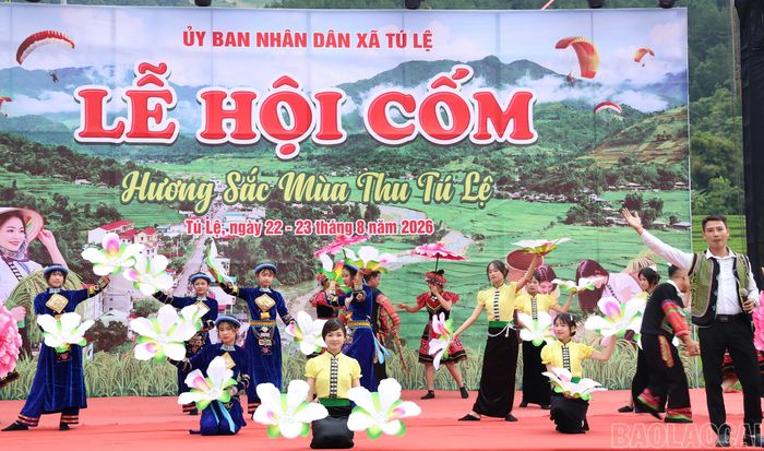 Văn nghệ chào mừng Lễ hội cốm.