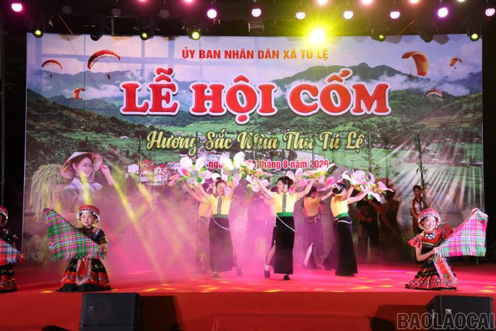 Chương trình văn nghệ và trình diễn trang phục dân tộc trong khuôn khổ Lễ hội cốm.