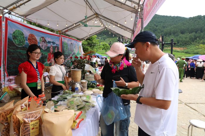 Các gian hàng trưng bày, giới thiệu sản phẩm nông nghiệp đặc trưng của địa phương.