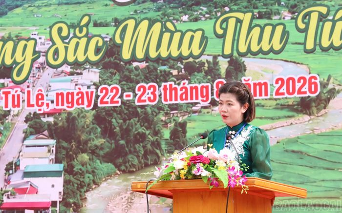 Lãnh đạo xã Tú Lệ phát biểu khai mạc Lễ hội cốm.