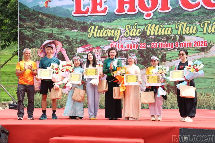 Trao giải cho các vận động viên tham gia Giải chạy Trail&Chill: Mùa vàng Khau Phạ.