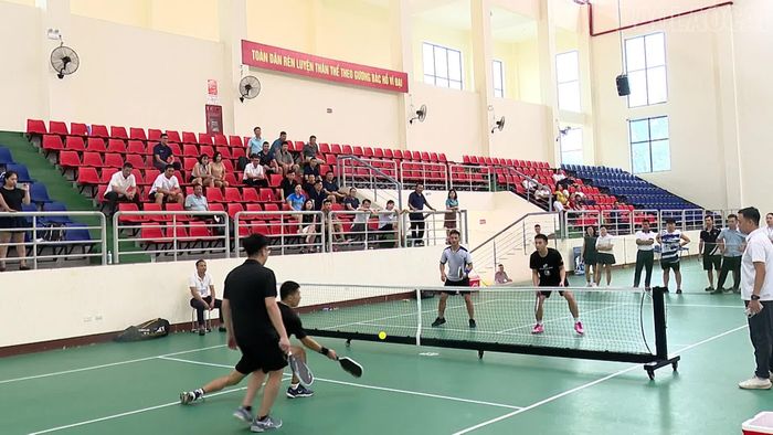Các trận đấu diễn ra kịch tính, hấp dẫn trong tiếng hò reo của khán giả.