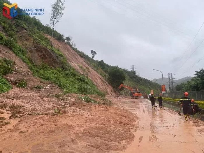 Mưa lớn gây sạt lở đất tại Đặc khu Vân Đồn, tỉnh Quảng Ninh. (Ảnh: Báo Quảng Ninh)