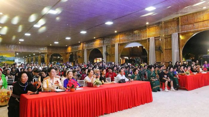 Đại biểu tham dự chương trình.