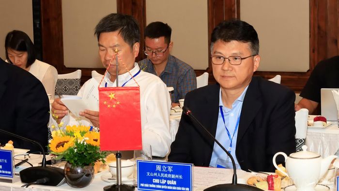 Ông Chu Lập Quân, Phó Châu trưởng Châu Văn Sơn, tỉnh Vân Nam (Trung Quốc) phát biểu tại phiên thảo luận.