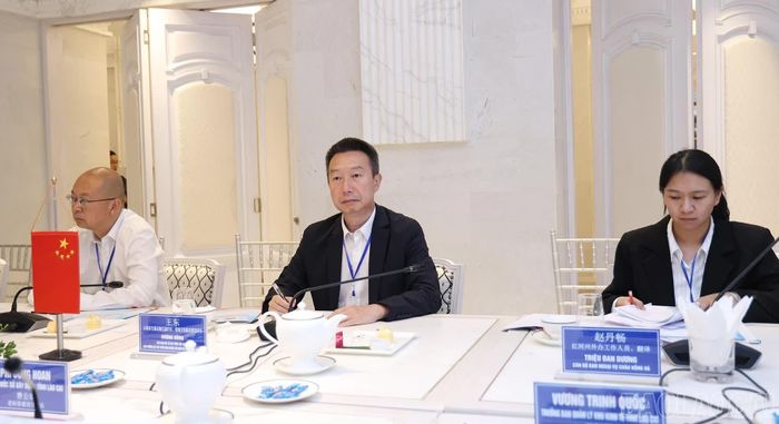 Ông Vương Đông - Phó Giám đốc Sở Giao thông vận tải tỉnh Vân Nam, Cục trưởng Cục Phát triển Hàng không Dân dụng địa phương tỉnh Vân Nam phát biểu tại phiên họp.
