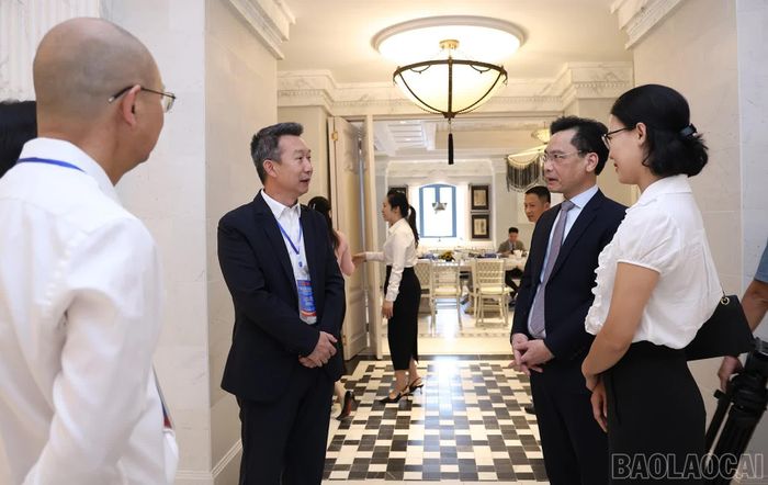 Các đại biểu trao đổi bên lề phiên thảo luận.