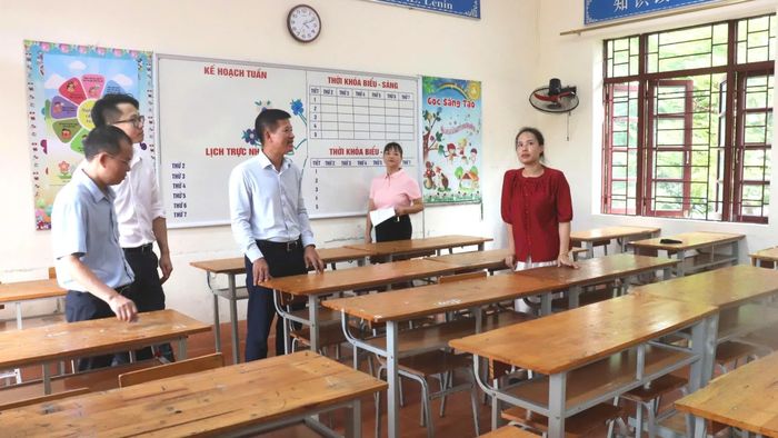 Đồng chí Nguyễn Văn Nhất, Phó Bí thư Đảng ủy, Chủ tịch UBND phường kiểm tra tại số trường học trên địa bàn.