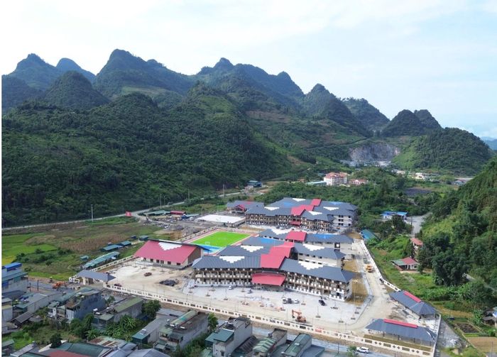 Trường Phổ thông nội trú Tiểu học và Trung học cơ sở Mường Khương (xã Mường Khương) đang được nhà thầu khẩn trương hoàn thiện những hạng mục cuối cùng để bàn giao cho chính quyền địa phương.