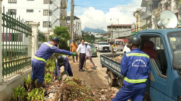 Ông Đặng Việt Dũng (áo trắng), Phó Chủ tịch UBND phường Sa Pa trực tiếp chỉ đạo công tác chỉnh trang đô thị chuẩn bị cho Lễ hội mùa thu Sa Pa 2026.