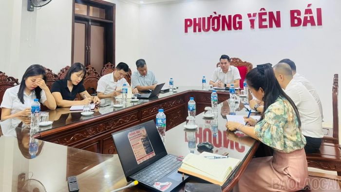 Lãnh đạo phường Yên Bái tổ chức họp phương án truyền thông với Tổ truyền thông các dự án trọng điểm.