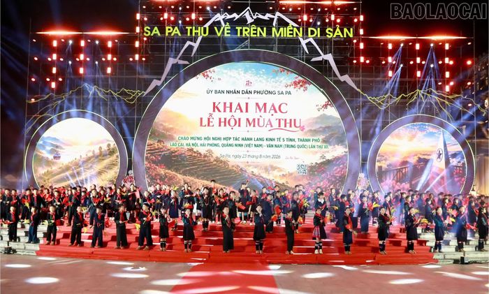 Các em thiếu nhi biểu diễn chào mừng tại lễ khai mạc.