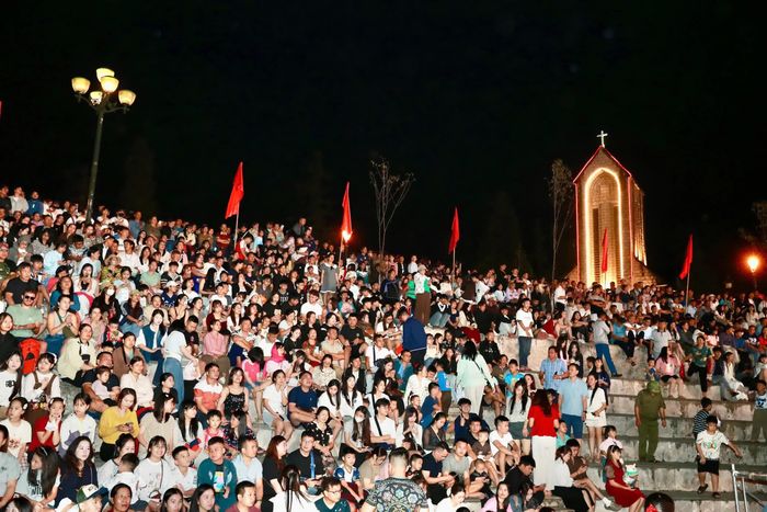 Lễ hội thu hút đông đảo người dân và du khách.