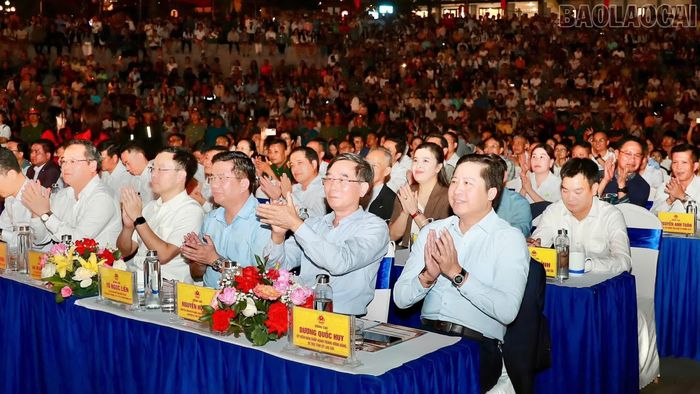 Đồng chí Dương Quốc Huy - Ủy viên Ban Chấp hành Trung ương Đảng, Bí thư Tỉnh ủy cùng các đại biểu dự chương trình.