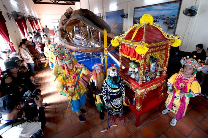 Thực hiện nghi thức hò Bả trạo tại Tại Dinh Vạn Thủy Tú, nơi lưu giữ bộ xương Cá Ông lớn nhất Đông Nam Á