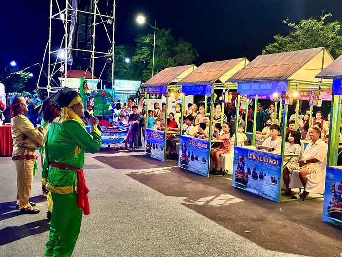 Hội bài chòi thu hút đông đảo người dân địa phương tham gia
