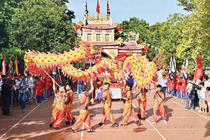 Hơn 130 năm qua, lễ hội Dinh Thầy Thím (xã Tân Hải) này vẫn được gìn giữ gần như nguyên vẹn với các nghi lễ truyền thống