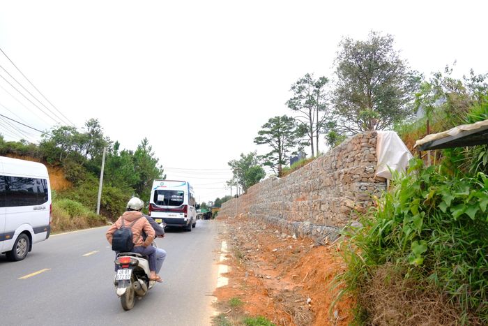 Tại các vị trí sạt lở taluy dương, các đơn vị thực hiện gia cố bằng tường kè rọ đá