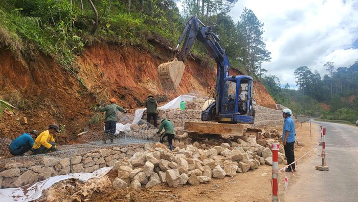 Thi công gia cố các điểm sạt lở trên tuyến Quốc lộ 27C