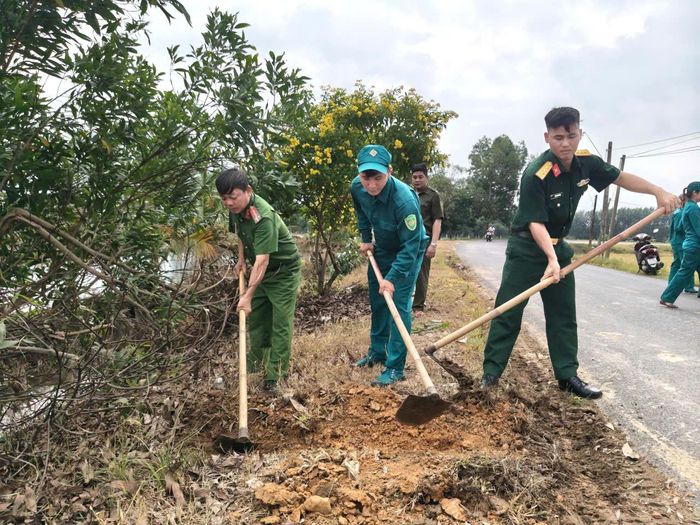 Quân đội, Công an xã và Dân quân khơi thông cống rãnh