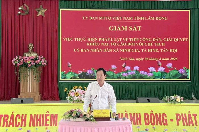 Đồng chí Phạm Triều, Phó Chủ tịch Thường trực Ủy ban MTTQ Việt Nam Tỉnh, Trưởng đoàn giám sát của Ban Thường trực Ủy ban MTTQ Việt Nam tỉnh tổ chức giám sát thực hiện luật về tiếp công dân, giải quyết khiếu nại, tố cáo đối với Chủ tịch UBND các xã Tân Hội, Ninh Gia và Tà Hine