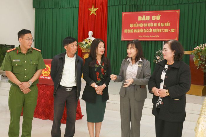 Đồng chí Hà Thị Hanh, Ủy viên Ban Thường vụ Tỉnh ủy, Phó Chủ tịch Ủy ban MTTQ Việt Nam tỉnh kiểm tra công tác bầu cử tại phường Lang Biang - Đà Lạt vào tháng 3/2026