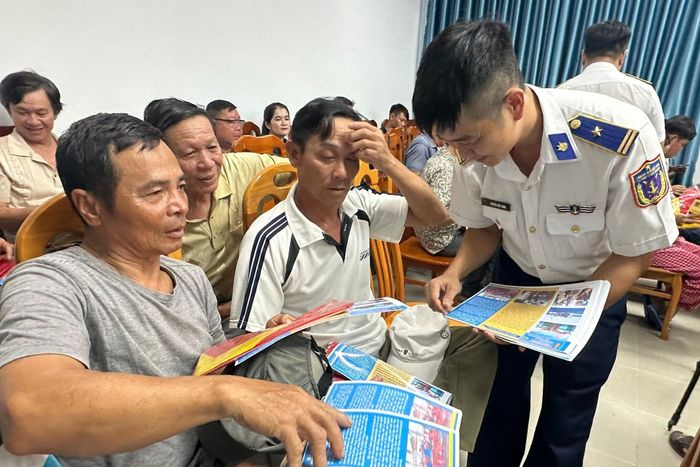 Ngư dân Tiến Thành được ban tổ chức phát tờ rơi tuyên truyền về chống khai thác IUU