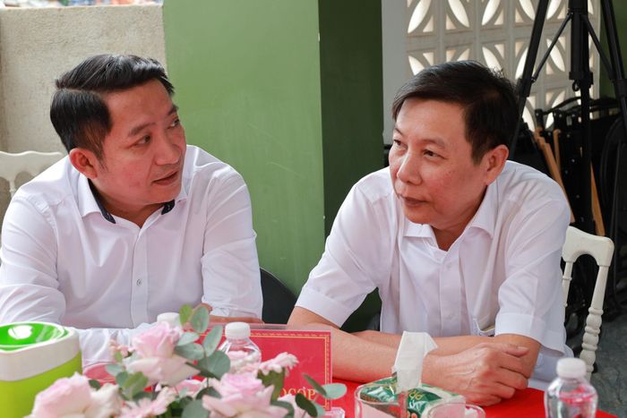 Bí thư Đảng ủy xã Nhân Cơ, Phan Anh Tuấn trao đổi với doanh nghiệp về những giải pháp thúc đẩy kinh tế, xã hội.