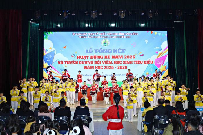 Đội Nghi lễ - Nhạc kèn Trung tâm hoạt động thanh thiếu nhi tỉnh Lâm Đồng biểu diễn liên khúc nhạc kèn “Thiếu nhi Lâm Đồng - Hòa nhịp khát vọng Việt Nam”