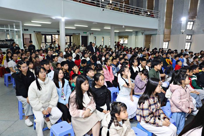 Đông đảo các em thiếu nhi, học sinh, các bậc phụ huynh tham dự buổi lễ