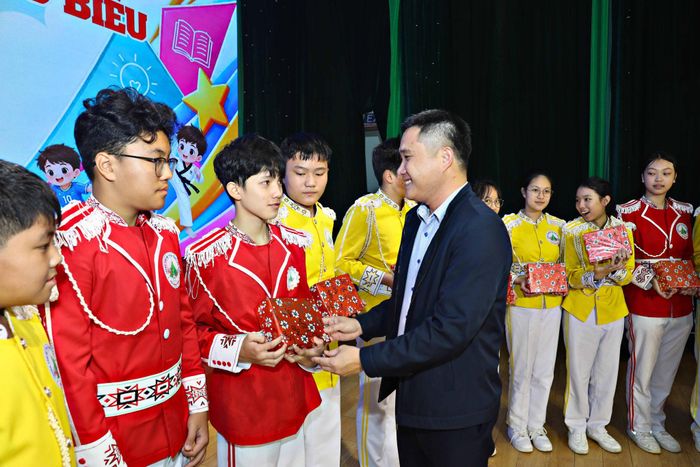 Anh Trương Minh Quang, Bí thư Tỉnh Đoàn Lâm Đồng trao các phần quà khen thưởng thành tích xuất sắc cho các em đội viên các đội
