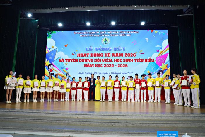Anh Trương Minh Quang, Bí thư Tỉnh Đoàn và Giám đốc Trung tâm Hoạt động thanh thiếu nhi tỉnh Trịnh Thị Loan trao quà khen thưởng thành tích xuất sắc cho Đội viên các Đội chuyên, Đội Nghệ thuật măng non và Đội Nghi lễ - Nhạc kèn