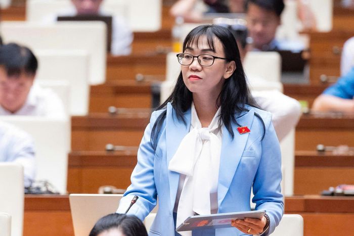 Đại biểu Trịnh Tú Anh, Đoàn ĐBQH tỉnh Lâm Đồng phát biểu tại phiên thảo luận