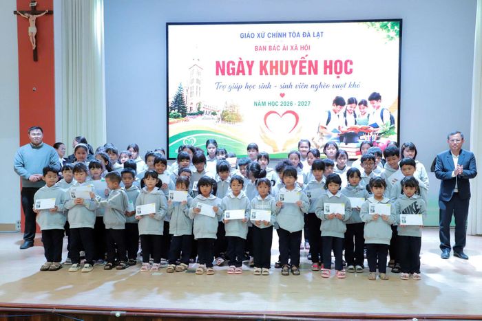 Mỗi suất học bổng là sự quan tâm, động viên, tiếp sức các em nỗ lực vươn lên trong học tập