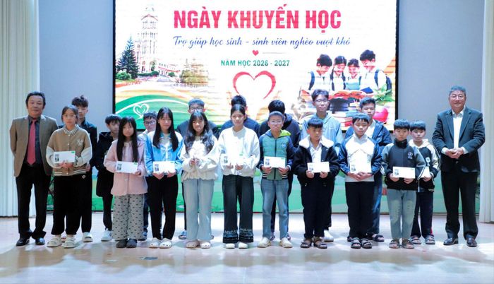 Trao học bổng cho các học sinh có hoàn cảnh khó khăn
