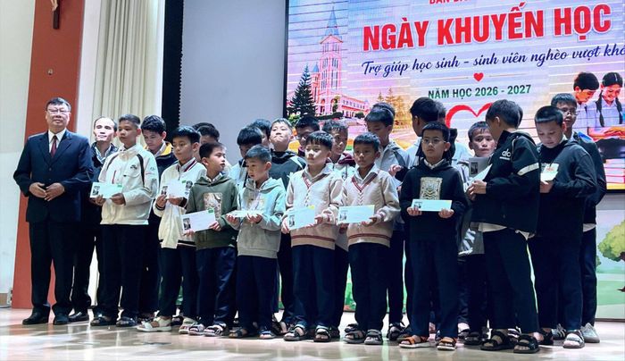 Ông Đỗ Hoàng Tuấn, Phó Chủ tịch Thường trực Hội Khuyến học tỉnh trao học bổng cho các em học sinh