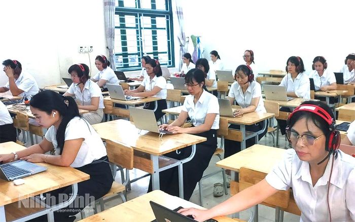 Giáo viên Trường THCS thị trấn Yên Ninh, xã Yên Khánh tham gia khảo sát tiếng Anh. Ảnh: CTV