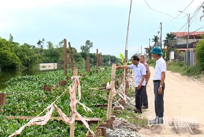 Lãnh đạo xã Định Hóa kiểm tra khu vực thi công, kịp thời tháo gỡ khó khăn, vướng mắc phát sinh tại cơ sở.