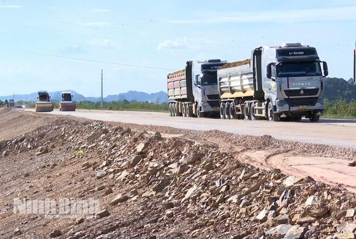 Sự chủ động từ cơ sở đã giúp tháo gỡ điểm nghẽn cho 101 dự án đầu tư công phân cấp, đưa nhiều công trình trọng điểm về đích đúng hẹn. (Trong ảnh: Thi công tuyến đường từ cầu Việt Nhật đến cống Phát Diệm).
