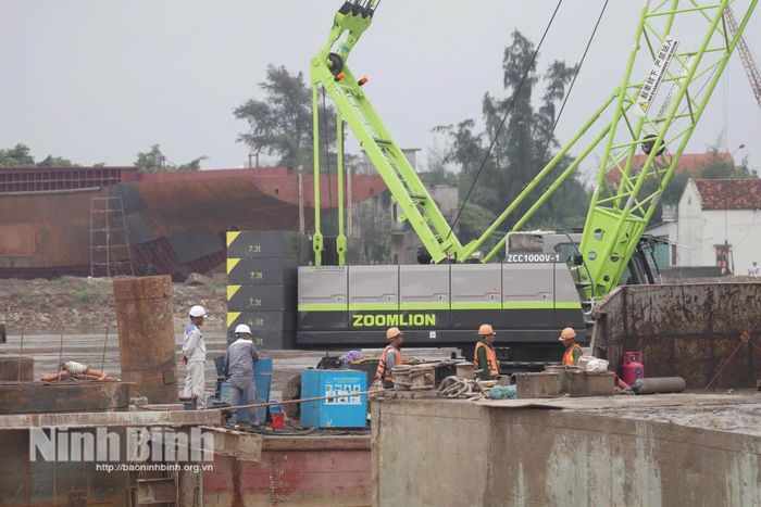 Đội ngũ công nhân, kỹ sư tăng tốc thi công các hạng mục tại Dự án cầu Ninh Cường sau khi có mặt bằng sạch.