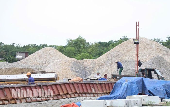 Nhà thầu tập trung vật liệu, đẩy nhanh tiến độ thi công Dự án Khu dân cư tập trung Lương Xá, Phú Ốc (phường Đông A).