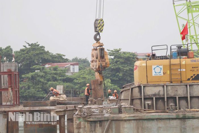 Đơn vị thi công huy động máy móc đặc chủng, dồn lực bứt phá tiến độ xây dựng cầu Ninh Cường.
